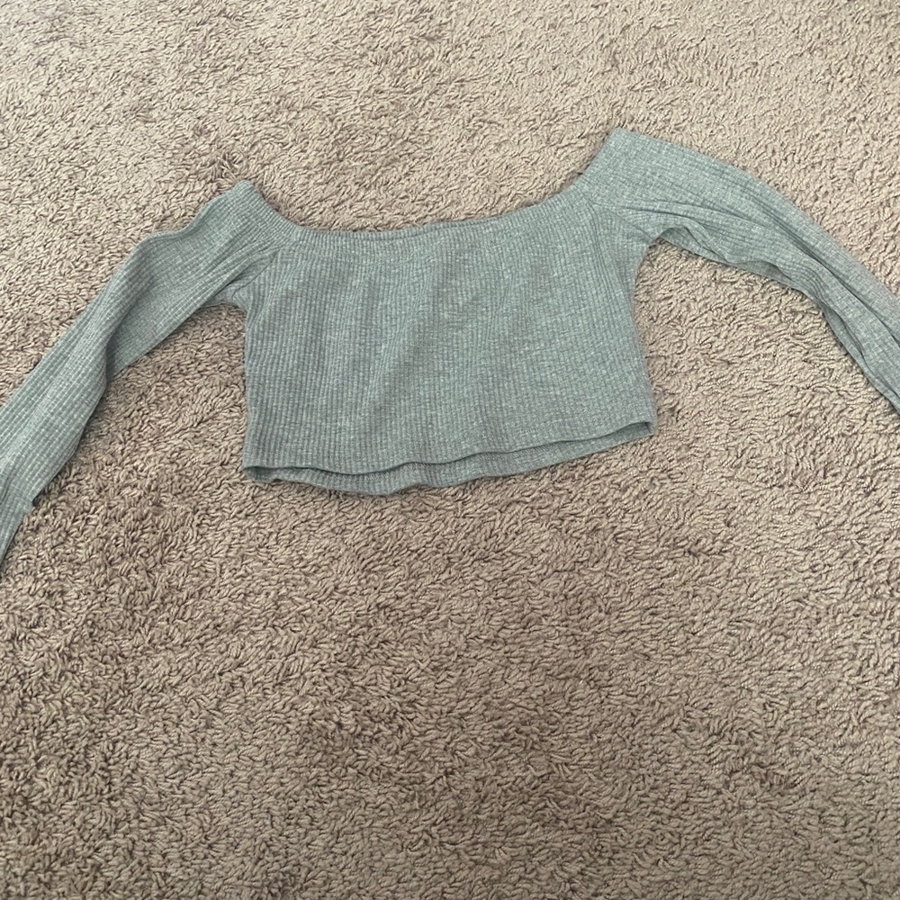 Gray cropped long sleeve top